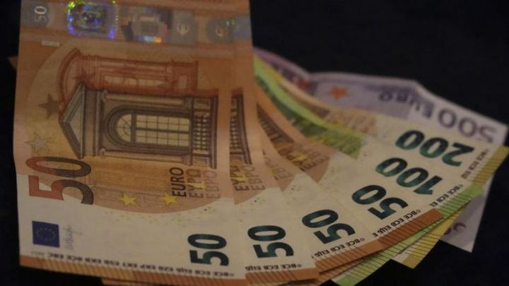 Banklar avro satışını 35%-dən çox azaldıb