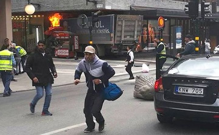 İsveçdə teror aktı - yük maşını piyadaların üstünə sürülüb