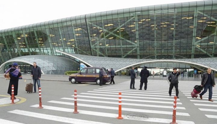 Bakı aeroportunda taksi xidməti tələblərə cavab vermir