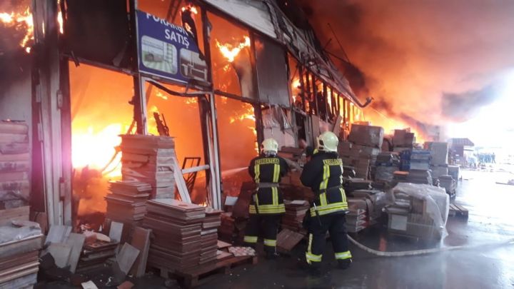 "5 hektar bazar ərazisinin 2 hektarı yanıb" - FHN-DƏN AÇIQLAMA