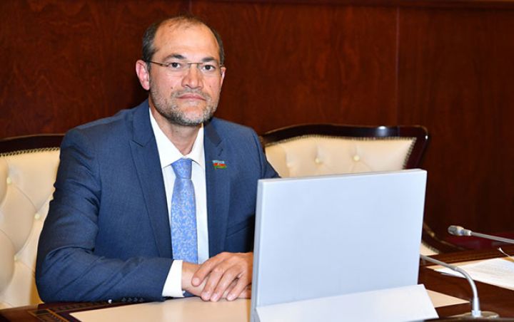 “Dövlət şirkətləri dövlətin büdcəsini talamaq üçün növbəyə durub”