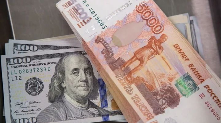 Moskva birjasında dolların məzənnəsi 90 rubldan aşağı düşüb