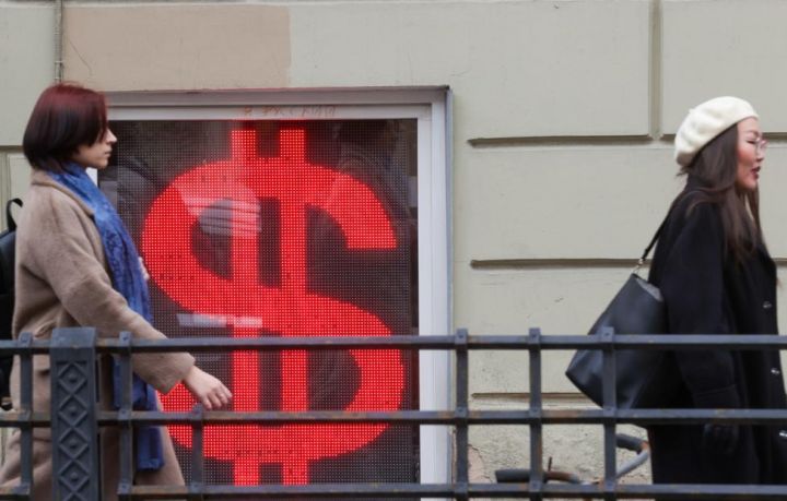 Dolların məzənnəsi 105 rublu ötüb