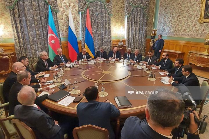 Bayramov üçtərəfli görüşün açılışında çıxış etdi: "Münasibətlərin normallaşmasının tərəfdarıyıq”