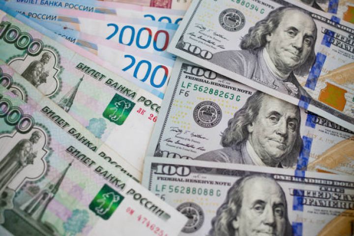 Moskva birjasında dolların məzənnəsi düşüb
