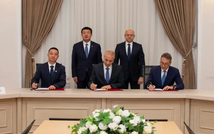 Azərbaycan Çim şirkətiilə 100 MVt gücündə Günəş Elektrik Stansiyası Layihəsi üçün müqavilə imzaladı